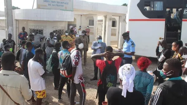 Réouverture des classes : un convoi d’élèves et enseignants quitte Mankono pour Abidjan