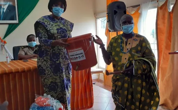 Covid-19: La grande Chancelière fait don de kits sanitaires aux populations de Jacqueville – Actualité ivoirienne 30/05/2020