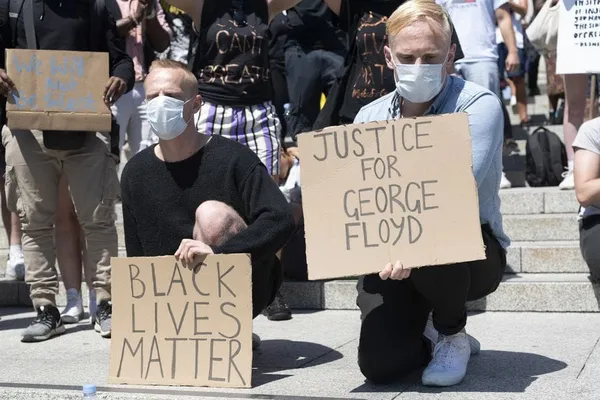 Des milliers de personnes défient l’interdiction des rassemblements de masse au Royaume-Uni pour protester contre la mort de George Floyd – Actualités 01/06/2020