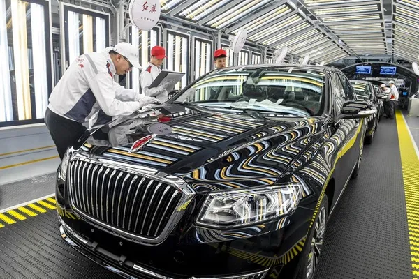 Contrôle d'une berline Hongqi dans un atelier d'assemblage du FAW Group, à Changchun, dans la province chinoise du Jilin, le