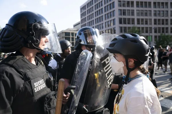 Etats-Unis : Trump signe un décret pour une réforme de la police – Actualités 17/06/2020