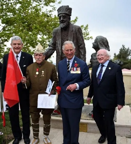 Le ministre turc des Affaires européennes Volkan Bozkir (1er à gauche) pose avec des personnalités devant le mémorial du 57e