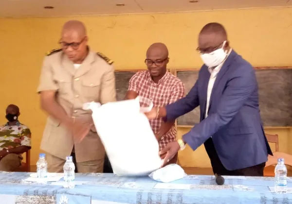 Covid-19 : Une fondation distribue 5000 masques aux acteurs du système éducatif à Agnibilékrou – Actualité ivoirienne 05/06/2020