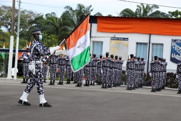 Côte d’Ivoire : des élèves gendarmes présentés au drapeau