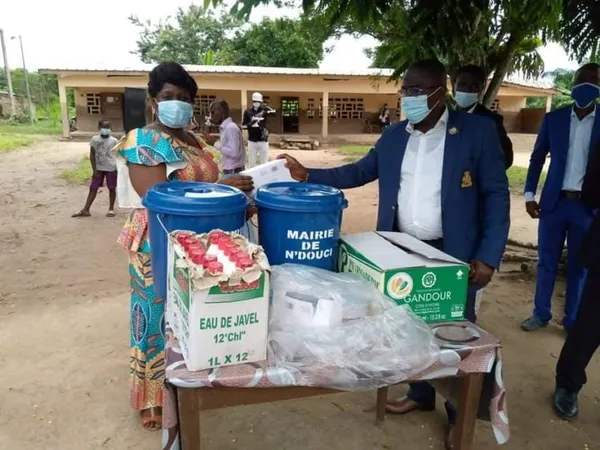 Covid-19: Le maire de N’Douci offre des kits de protection à un groupe scolaire – Actualité ivoirienne 11/06/2020