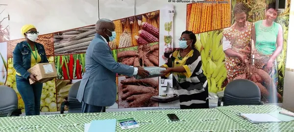 Des cache-nez et des cartons de gels hydroalcooliques pour lutter contre la Covid-19 au CNRA – Actualité ivoirienne 12/06/2020