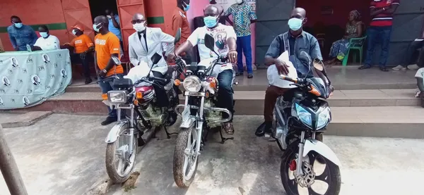 Les cadres de Daoukro offrent trois motos à la coordination UJRHDP – Actualité ivoirienne 14/06/2020