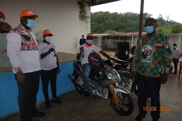 Un cadre du RHDP offre des motos à des structures du parti à Aboisso – Actualité ivoirienne 18/06/2020