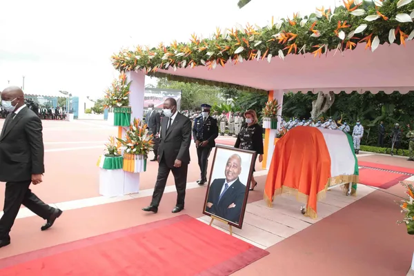 Ouattara sur la tombe de Gon 3 mois après