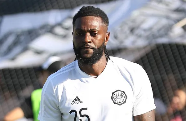 Olimpia met fin au contrat d’Emmanuel Adebayor