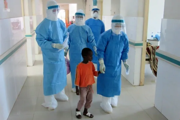Sierra Leone : les équipes médicales chinoises prolongent leur séjour pour combattre le COVID-19 – Actualités 01/07/2020