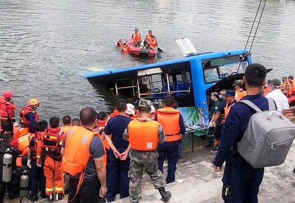 Chine : 21 morts et 15 blessés après la chute d’un bus dans un lac dans le sud-ouest – Actualités 07/07/2020