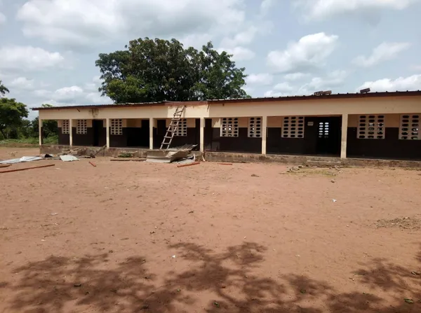 Le bâtiment décoiffé d’une école à Kinta en cours de réhabilitation – Actualité ivoirienne 03/07/2020