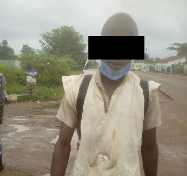 BEPC 2020 à Guiglo: un candidat se présente dans un centre charger de gris-gris