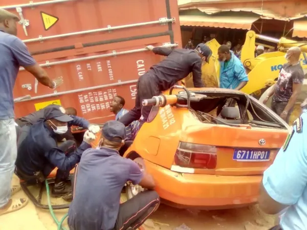 Deux taxis compteurs écrasés par un conteneur dans un accident à Adjamé – Actualité ivoirienne 17/07/2020