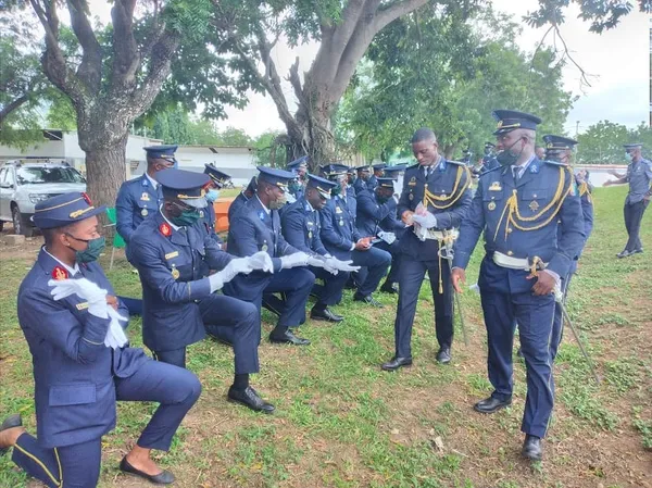 EFA: 98 élèves officiers reçoivent leurs épaulettes