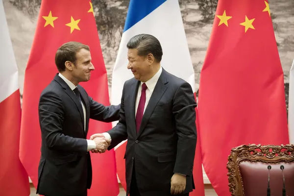 Echange entre Emmanuel Macron et le MAE chinois Wang Yi, en tournée en Europe.