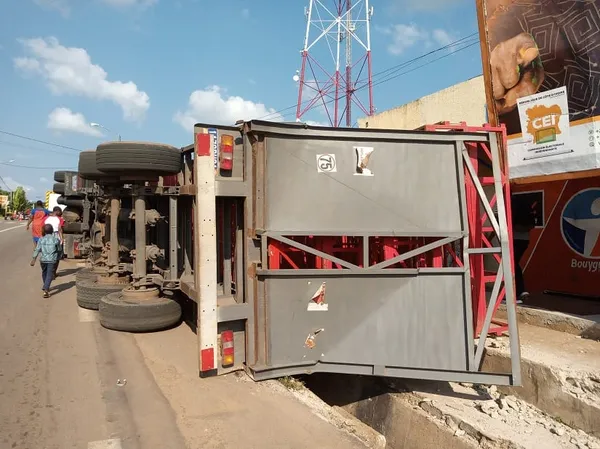 Dimbokro : un camion de bouteilles de gaz se renverse en pleine ville