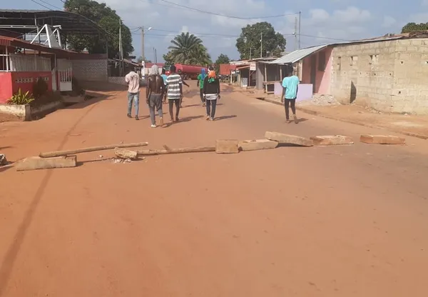 Marche de l’opposition à Gagnoa : des barricades et pneus enflammés dans les rues