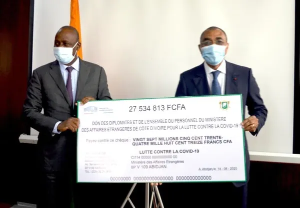 Lutte contre la COVID-19 : la Côte d’Ivoire reçoit un chèque de 27,5 millions F