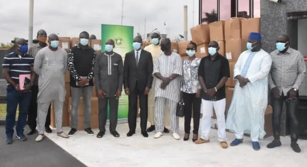 Covid-19 en Côte d’Ivoire : le gouvernement remet des masques aux transporteurs
