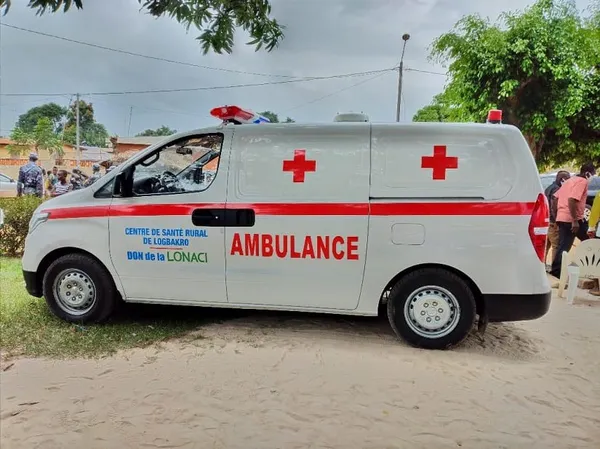 Souleymane Diarassouba remet les clés d’une ambulance médicalisée au village de Logbakro