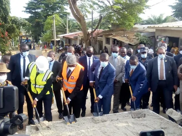 Bingerville : Amédé Kouakou lance les travaux de bitumage des voies structurantes