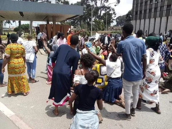Mention « Fraude » sur leurs collantes du BAC 2020 : des candidats manifestent au Plateau