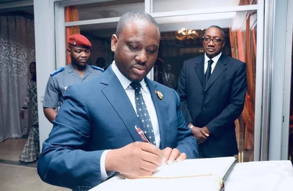 Soro appelle Macron à pendre position contre Ouattara : « La Constitution, socle de notre édifice républicain, est en train d’être démolie »
