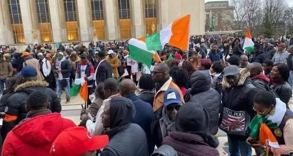 La France autorise une manifestation de l’opposition ivoirienne place du Trocadéro