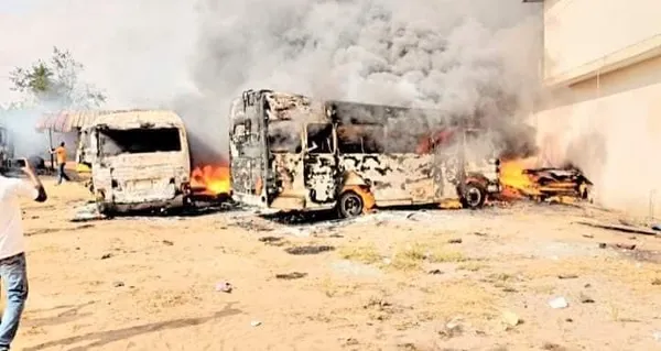 Affrontements à Bonoua : le marché et des cars incendiés