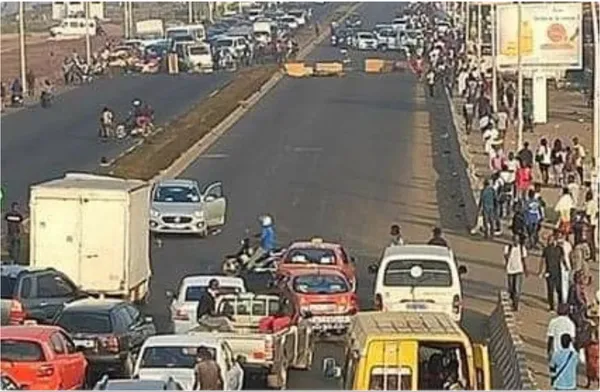 Manifestations de l’opposition ivoirienne ce 13 août 2020 : Bassam – Abidjan les routes barrées