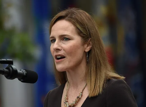 Donald Trump nomme officiellement la juge conservatrice Amy Coney Barrett à la Cour suprême