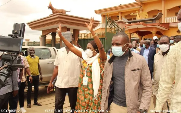Simone Gbagbo en visite de compassion à Bonoua