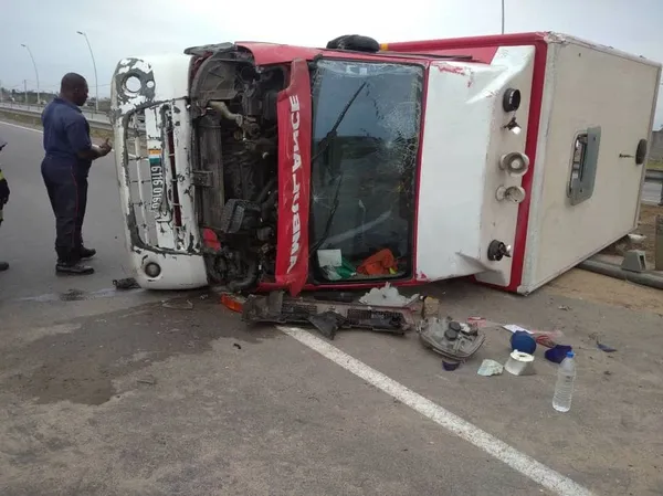 Route de Bassam : une ambulance des sapeurs pompiers fait une sortie de route après une intervention