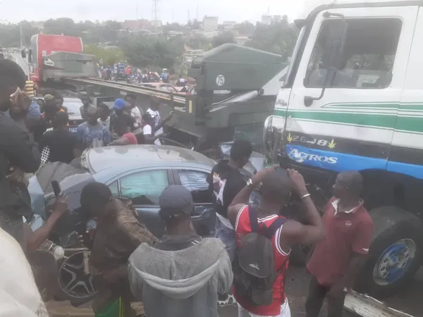 Accident à Yopougon : un camion remorque emporte plusieurs véhicules