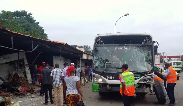 Grave accident au II plateaux vallons: un bus de la sotra fonce dans un marché