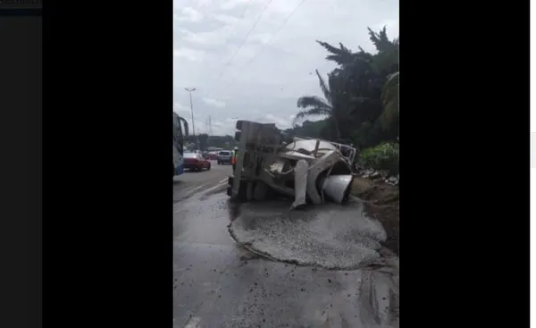 Accident sur l’axe Adjamé Yopougon : un camion transportant du béton se renverse