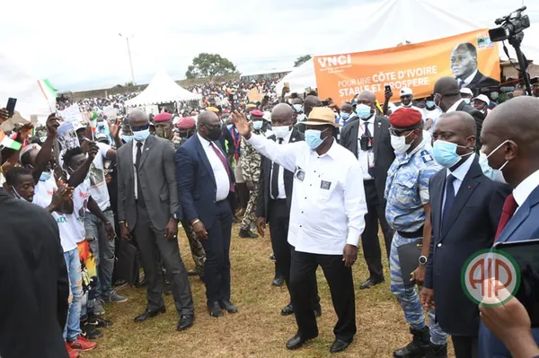 Ouattara offre un véhicule au roi du Moronou
