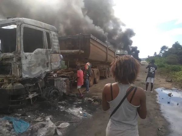 Quatre camions de transport de bauxite incendiés et la résidence du préfet vandalisée à Bangolo