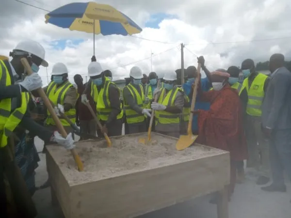 Béoumi : le ministre Sidi Touré lance les travaux du bitumage