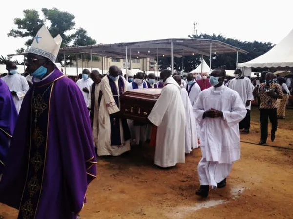 Inhumation de Mgr Laurent Akran Mandjo dans la crypte de la Cathédrale Saint André de Yopougon