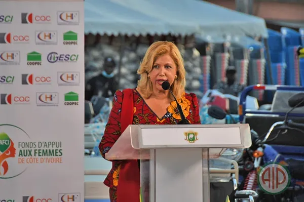 Dominique Ouattara depuis Bouaflé offre une ambulance au centre de santé de Manoufla