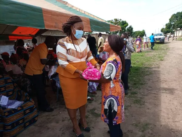 Kandia Camara apporte sa compassion à la chefferie traditionnelle de Zuénoula
