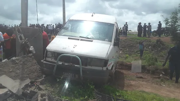 Accident à Bouna : un véhicule heurte un motocycliste et fait une sortie de route