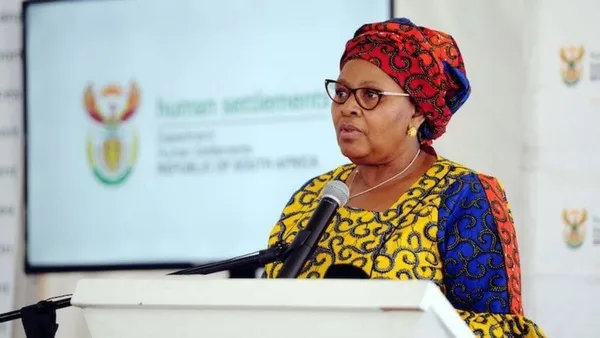 Afrique du Sud : la ministre de la Défense privée de salaire