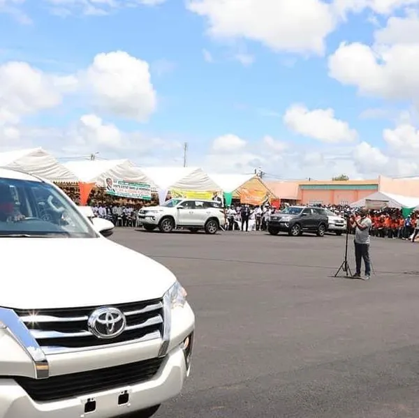 Visite d’État à Arrah : Ouattara offre des véhicules au corps préfectoral