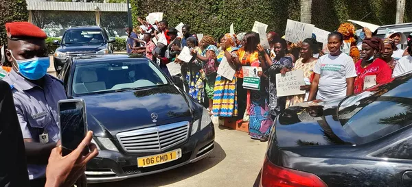 Arrivée la CEDEAO chez Bédié : manifestation devant la résidence de HKB pour dire non à Ouattara, en images