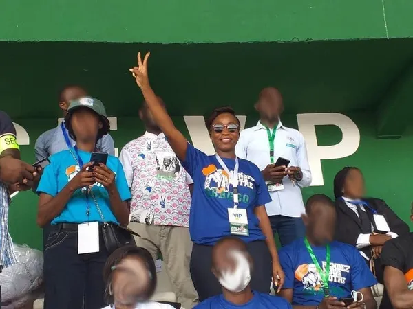 Renvoyée de son service pour avoir participé au meeting de l’opposition, Bintou Ouattara reçoit des soutiens