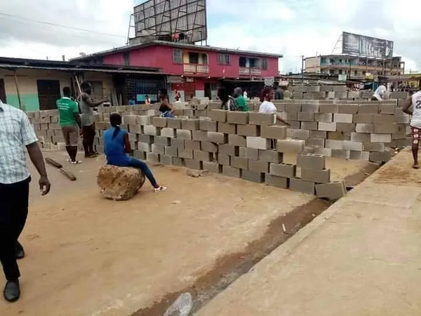Manifestation contre Ouattara: Bonoua construit des murs sur les routes ce 19 octobre